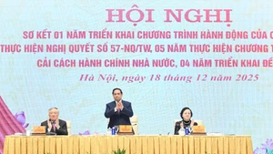 팜 민 찐 총리가 과학기술 발전, 혁신 및 디지털 전환의 돌파구 마련에 관한 당 중앙위원회 결의 제57호(57-NQ/TW) 이행 상황을 점검하는 회의를 주재하고 있다. (사진: 쩐 하이)