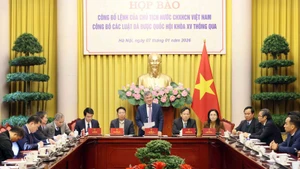 국가주석실이 7일, 기자회견에서 제15기 국회 제10차 회기에서 채택된 12개 법률의 공포를 알리는 국가주석 명령을 발표하고 있다. (사진: VNA)