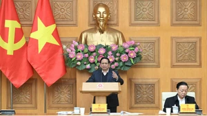 회의에서 연설하는 팜민찐 총리. (사진: 쩐 하이)