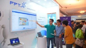 FPT 그룹이 개발한 인공지능 솔루션을 체험하고 있는 고객들.