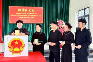 박닌성 안락면 나오 마을의 따이족 주민들이 적극적으로 투표에 참여하고 있다. 사진: VNA