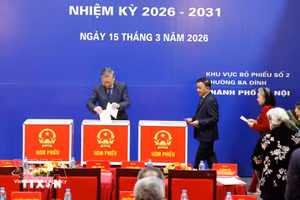 하노이 바딘구 2번 투표소에서 한 표를 행사하는 또 럼 공산당 서기장. 사진: VNA