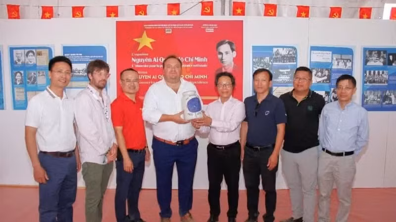 브 마이 호앙 인민일보 기술부장 겸 기자협회 부회장(오른쪽에서 네 번째)이 뤼마니테 신문 대표에게 기념품을 전달하고 있다.