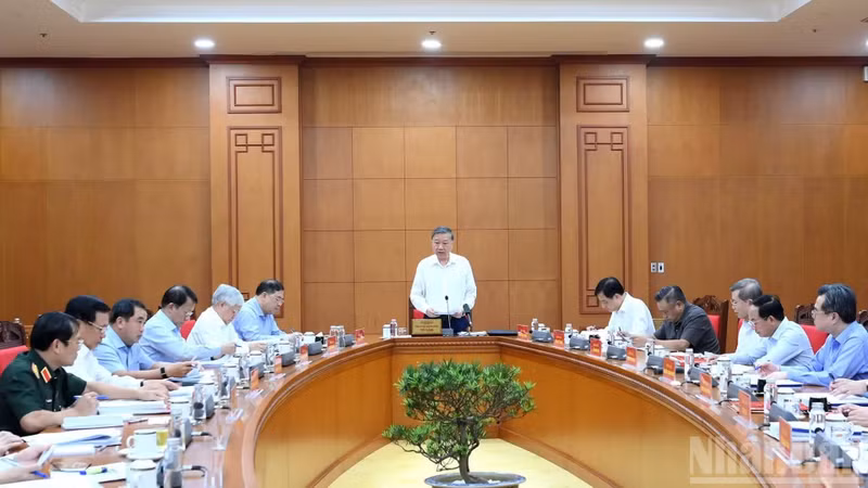 또 럼 당 중앙위원회 서기장 겸 국가주석이 14일 하노이에서 당 중앙위원회 정책전략위원회와의 실무 회의를 주재하며, 민간 부문에 종사하는 당원에 관한 새로운 규정 초안에 대해 논의하고 있다. (사진: VNA)