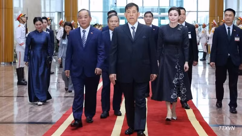 태국의 마하 와치랄롱꼰 국왕과 수티다 바즈라수다비말라락사나 왕비가 9월 14일 하노이에 도착했다. (사진: VNA)