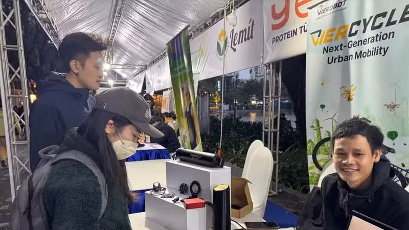2025 혁신 스타트업 페스티벌(TECHFEST)를 찾은 관람객들이 혁신 스타트업 부스를 둘러보고 있다. (사진: 하린)