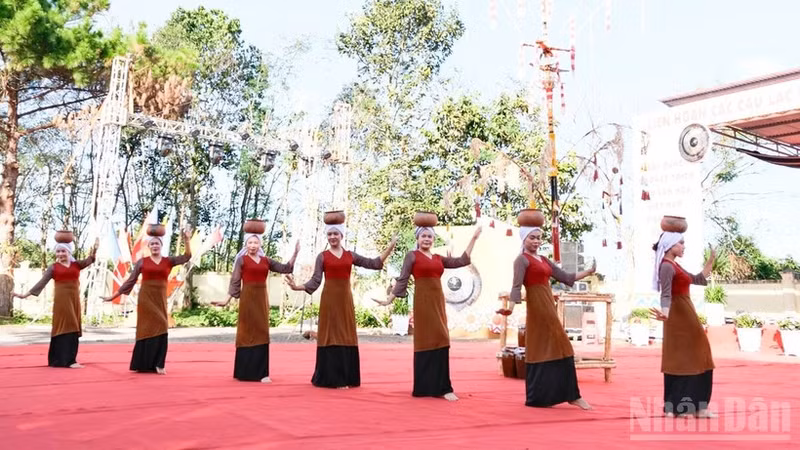 박빈(Bac Binh) 지역의 장인들이 올해 제1회 럼동성 꽁 클럽 축제 폐막식에서 공연을 선보였다.