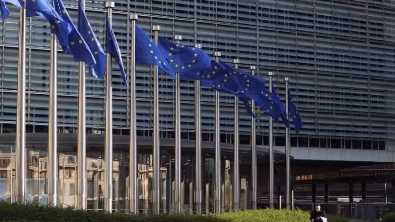 벨기에 브뤼셀에 위치한 유럽연합(EU) 집행위원회 본부에 EU 깃발이 게양되어 있다. (사진: 신화통신)