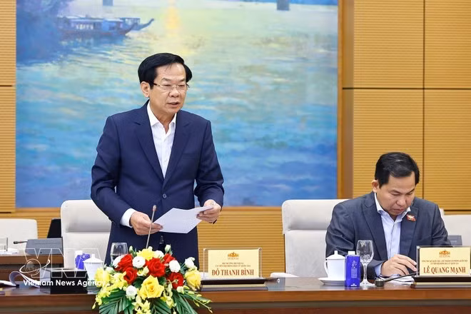 도 탄 빈 내무부 장관이 회의에서 선거 준비 진행 상황에 대한 보고서를 발표하고 있다. (사진: VNA)