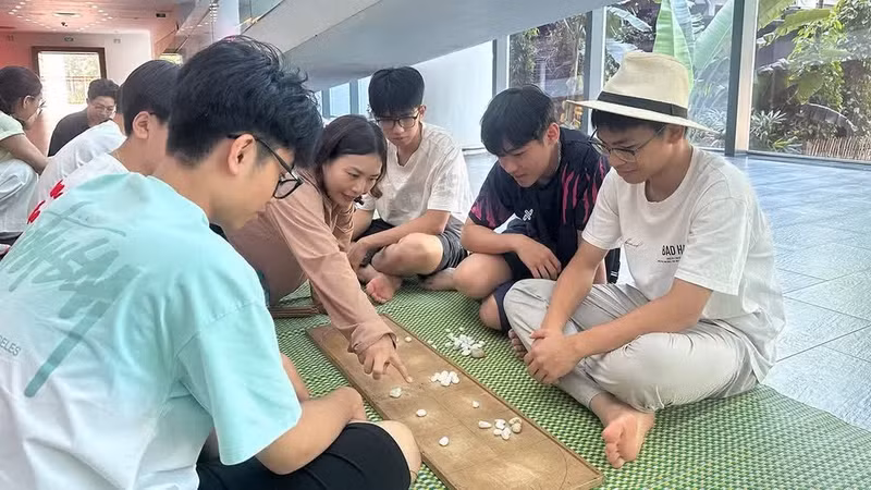 어린이들이 전통 베트남 보드게임인 ‘오안꽌’을 체험하고 있다. (사진 제공: 베트남 민족학 박물관)