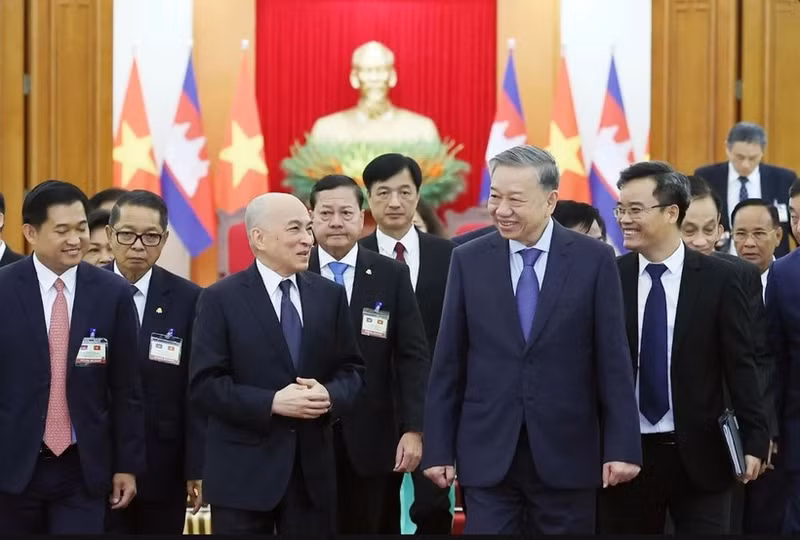 또럼 베트남 공산당 서기장(앞줄 오른쪽)이 2024년 11월 28일 국빈 방문 중인 노로돔 시아모니 캄보디아 국왕과 회담을 갖고 있다. (사진: VNA)
