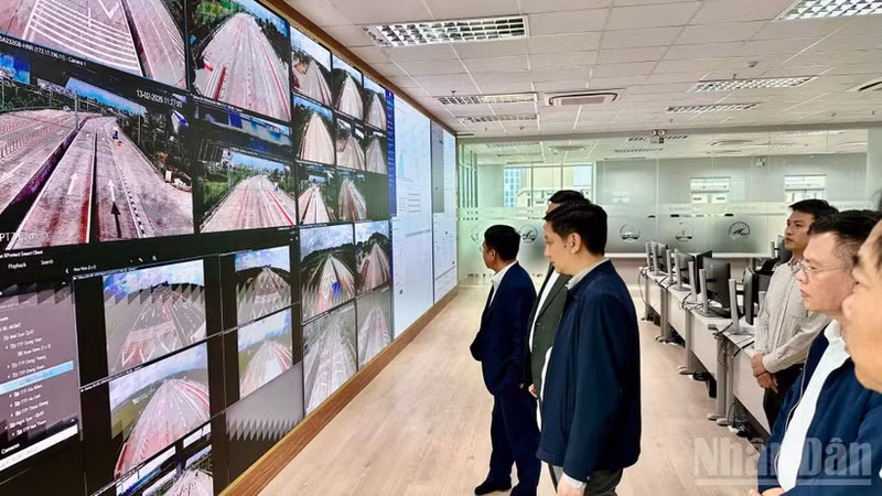 베트남 도로청 관계자들이 관리운영센터에서 인공지능(AI) 기반 모니터링 시스템을 점검하고 있다.