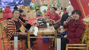 하노이 환끼엠 구에 거주하는 응우옌 티 탄 마이 씨는 그녀의 가족이 설날에 타이응우옌 차를 마시는 전통을 이어오고 있다고 했다.