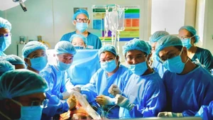 싱가포르 임산부를 위한 태아 심장 중재 시술에 참여하고 있는 의사와 간호사들.