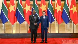 쩐 타인 먼 국회의장(오른쪽)이 24일 하노이에서 마타멜라 시릴 라마포사 남아프리카공화국 대통령과 악수를 교환하고 있다.