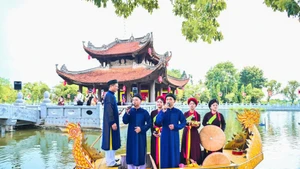 박닌 덴도 사원 수상정에서 꽌호 공연을 펼치고 있는 덴도 사원 꽌호 민요 동호회. (사진: 바오 롱)