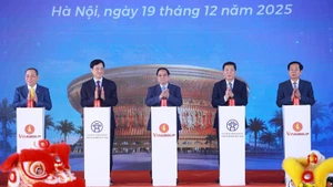 팜 민 찐 총리(가운데)와 관계자들이 19일 전국에서 234개의 주요 프로젝트 및 사업의 준공, 착공 또는 기술적 개통을 알리는 버튼을 누르고 있다. (사진: VNA)