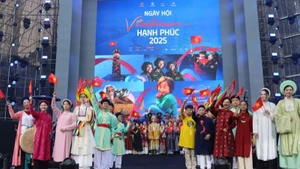 2025년 베트남 해피 페스트에서 시대별로 재현한 베트남 전통 의상.