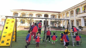 프루덴셜과 베트남아동국가기금, 수해지역에 야외 놀이터 시설 기증. (사진 제공: 주최 측)