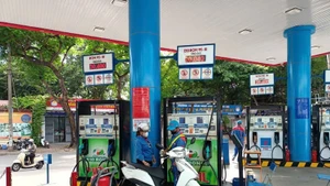 PVOIL은 E10 연료 판매소의 업그레이드, 전환 및 확장 작업을 지속적으로 진행해 E10 연료 도입 로드맵 시행을 위한 준비를 마쳤다. (사진: 베트남통신사 제공)