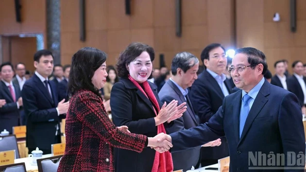 팜민찐 국무총리 겸 중앙 표창·포상위원회 위원장이 참석자들과 악수를 나누고 있다.