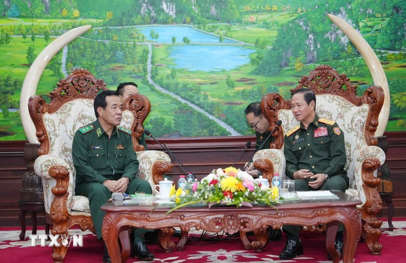 캄리엥 우타카이손 라오스 국방장관(오른쪽)과 레 득 타이 베트남 국경수비대 사령관이 10일 회담을 갖고 있다. (사진: VNA)