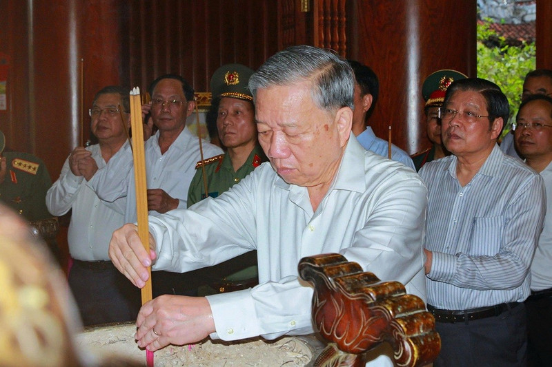 또 럼 베트남 공산당 서기장이 호찌민 주석을 추모하며 향을 올리고 있다.