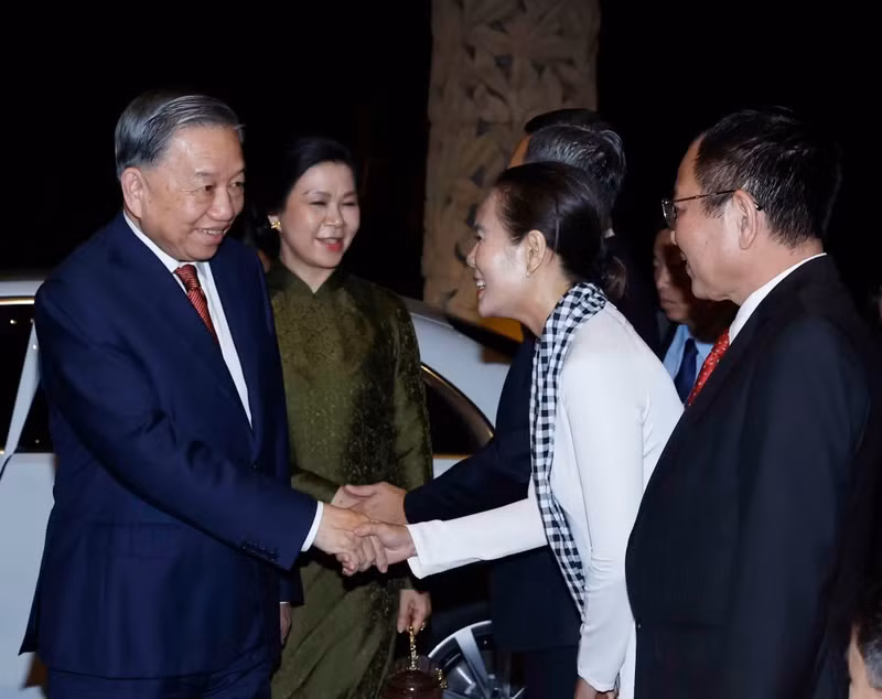 싱가포르 주재 베트남 대사관 관계자 및 직원, 그리고 싱가포르 내 베트남 교민들이 또 럼 당 중앙위원회 서기장 겸 국가주석 내외를 환영하고 있다. (사진: 통녓/베트남통신사)