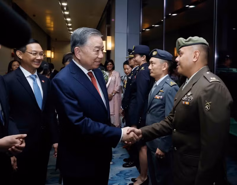 싱가포르 창이공항에 도착한 또 럼 당 중앙위원회 서기장 겸 국가주석 내외. (사진: 통녓/베트남통신사)