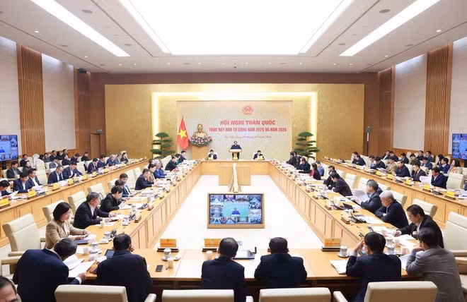 2025년 및 2026년 공공투자 가속화를 위한 전국 회의 모습 (사진: VNA)