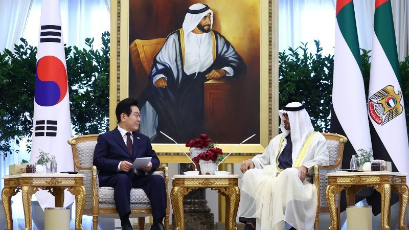지난 18일, 아부다비에서 열린 한국 이재명 대통령(왼쪽)과 아랍에미리트(UAE) 모하메드 빈 자이드 알 나흐얀 대통령간 회담 모습.(오른쪽)이 만났다. (사진: 연합뉴스/VNA)