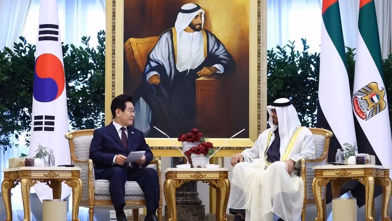 지난 18일, 아부다비에서 열린 한국 이재명 대통령(왼쪽)과 아랍에미리트(UAE) 모하메드 빈 자이드 알 나흐얀 대통령간 회담 모습.(오른쪽)이 만났다. (사진: 연합뉴스/VNA)