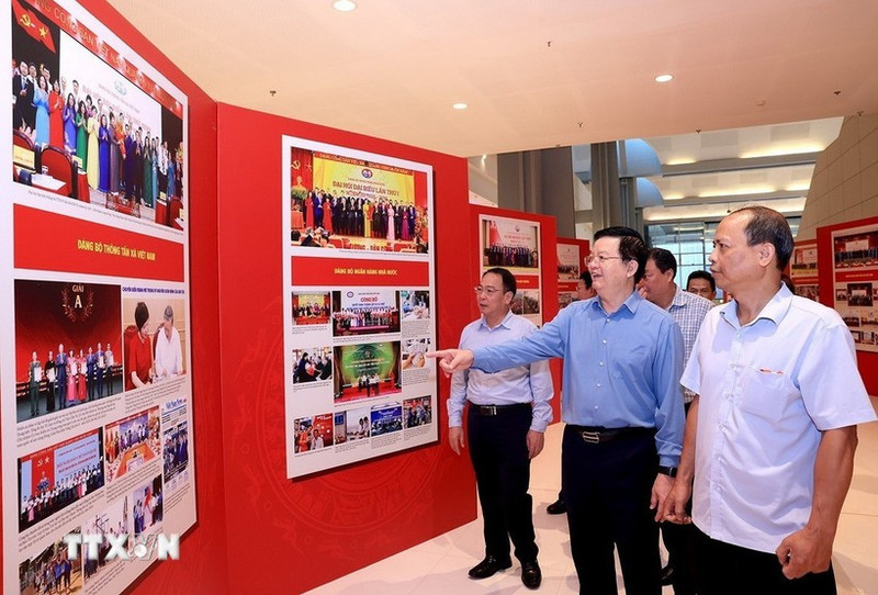 마이 반 찐(Mai Van Chinh) 부총리(오른쪽에서 두 번째)가 11일 전시회 준비 상황을 점검하고 있다. (사진: VNA)