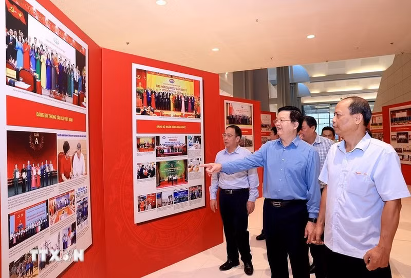 마이 반 찐(Mai Van Chinh) 부총리(오른쪽에서 두 번째)가 11일 전시회 준비 상황을 점검하고 있다. (사진: VNA)