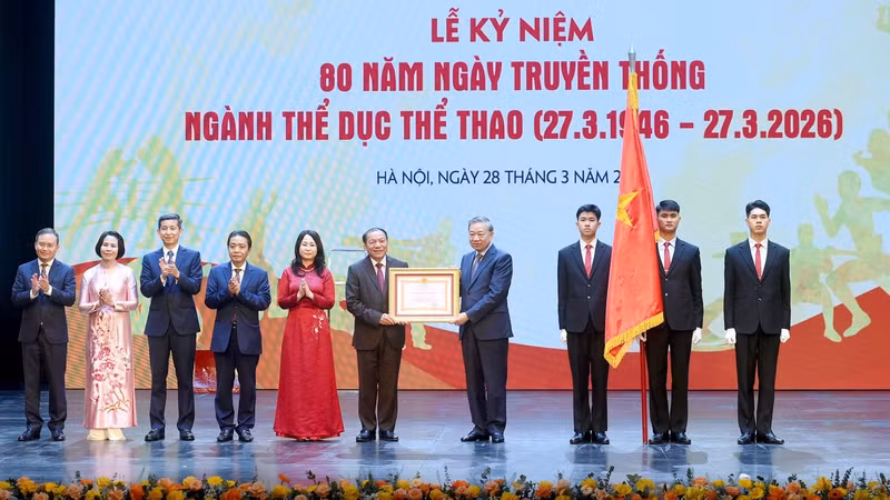 또 럼 베트남 공산당 서기장이 문화체육관광부 산하 체육청에 1급 노동훈장을 수여하고 있다. (사진: 당코아)