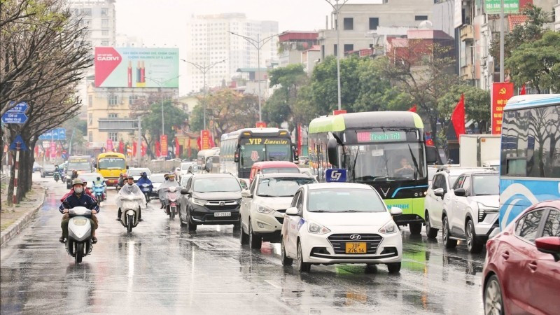남부 관문 지역인 팝반–카우지 고속도로와 국도 1A가 만나는 지점에서 교통경찰이 순찰을 돌며 장시간 교통 체증을 예방하고 있다. (사진: 레 칸)