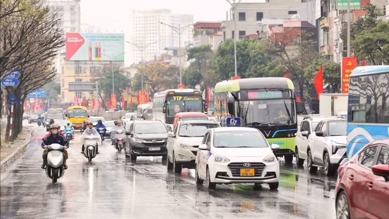남부 관문 지역인 팝반–카우지 고속도로와 국도 1A가 만나는 지점에서 교통경찰이 순찰을 돌며 장시간 교통 체증을 예방하고 있다. (사진: 레 칸)