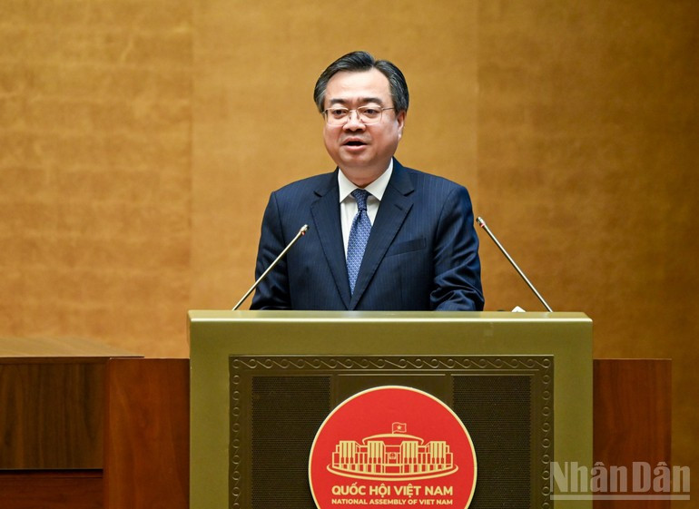 당 중앙위원회 정치국 위원 겸 서기 응우옌 탄 응이 정책전략위원회 위원장이 7일 하노이에서 열린 제14차 전국당대회 결의안 보급·이행을 위한 전국 회의에서 연설하고 있다. (사진: NDO)