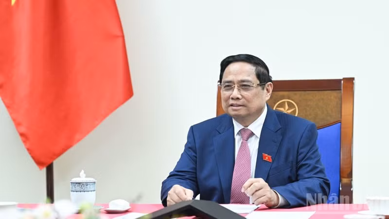 팜 민 찐 베트남 총리가 러시아 국영 원자력공사 로사톰의 알렉세이 리하체프 사장과 전화 통화를 하고 있다. (사진: NDO)