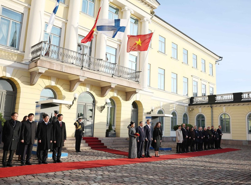 알렉산데르 스투브 핀란드 대통령 내외가 21일 베트남의 또 럼 당 서기장 내외를 위한 환영식을 주최했다. (사진: VNA)