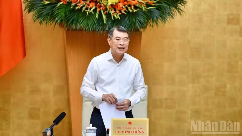 레 민 흥 총리가 4일 하노이에서 열린 16기 정부의 첫 번째 4월 정기회의에서 발언하고 있다. (사진: NDO)