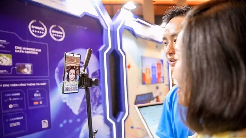 C-Health 제품 기능을 체험하는 사람들.