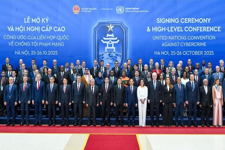 Luong Cuong 국가주석, 유엔 사무총장, 그리고 여러 국가의 지도자 및 대표들이 유엔 사이버범죄 방지 협약 서명식 개막식에 참석했다. (사진: Thuy Nguyen)