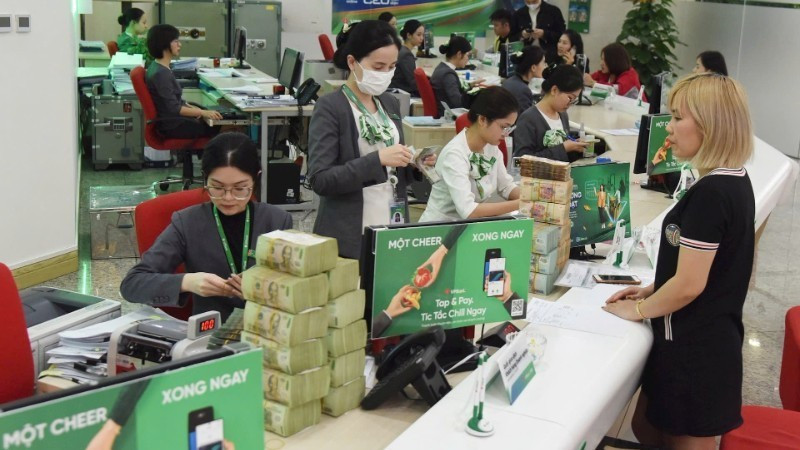 VPBank 지점에서 고객이 거래를 하고 있다. (사진: KHANH AN)