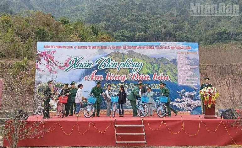 형편이 어려운 학생들에게 자전거를 전달하는 모습.