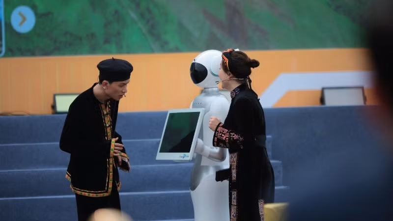 '2025년 베트남 디지털기술기업 발전 국가포럼'에서 인공지능 로봇 시연과 시민들의 행정 절차 이행을 안내하는 iKnow 솔루션이 선보였다.