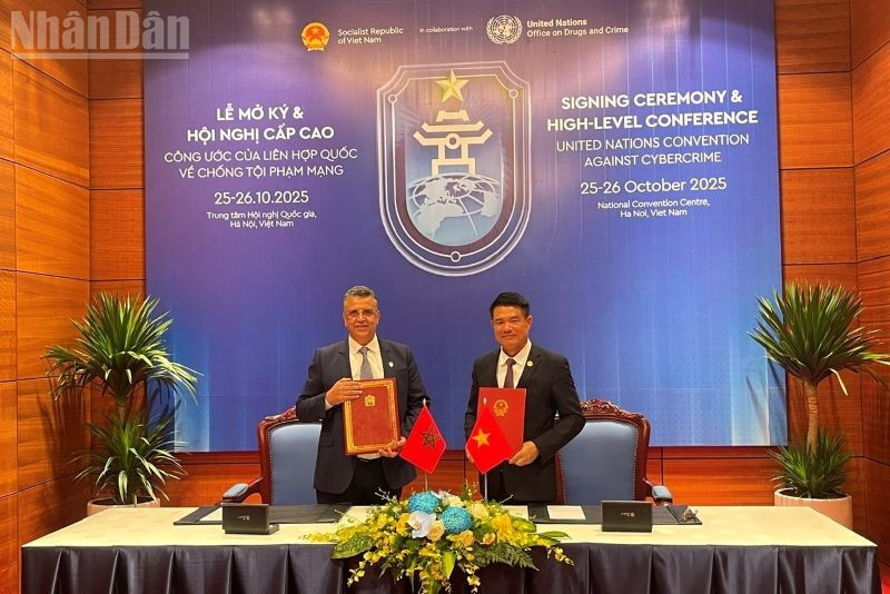 베트남 최고인민검찰청 응우옌 후이 띠엔 검찰총장과 압델라티프 와히비 모로코 법무장관이 베트남과 모로코 간 형사사법공조 협정에 서명하고 있다.