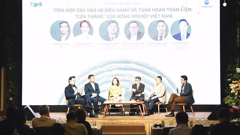 세미나에서 국제 기준에 부합하는 지속 가능한 베트남 농업 발전 방안에 대해 논의하는 연사들. (사진: Quynh Nhu)