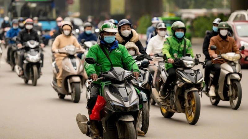 하노이 시내를 오가는 시민들. (사진: Duy Linh)