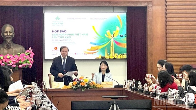 타 꽝 동 문화체육관광부 차관이 기자회견에서 연설하고 있다.